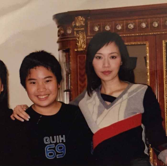 继子陈浚霆12岁时丧母，14岁时顾纪筠成为他的继母，给予当时仍然年幼的他关怀和照顾。