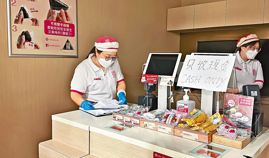 香港站昨出現電力故障，部分店鋪未能使用電子支付工具收錢。