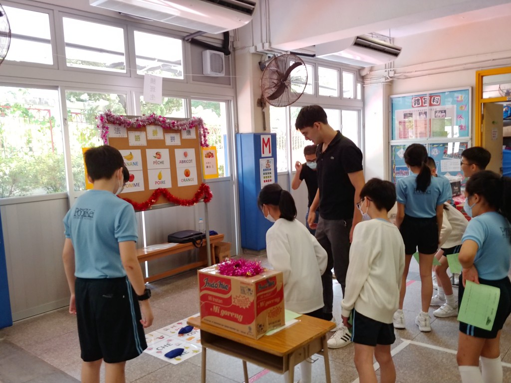 學校舉辦「法語拼拼樂」攤位遊戲，讓學生寓遊戲於學習。（圖片來源：受訪者提供）