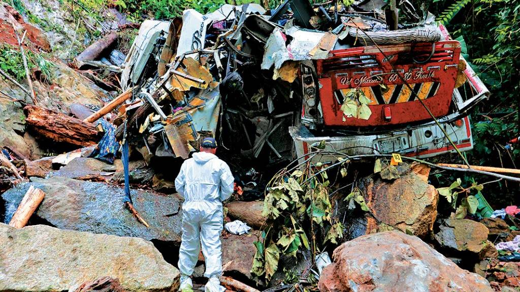 哥伦比亚巴士坠崖，16高中毕业生亡。 法新社