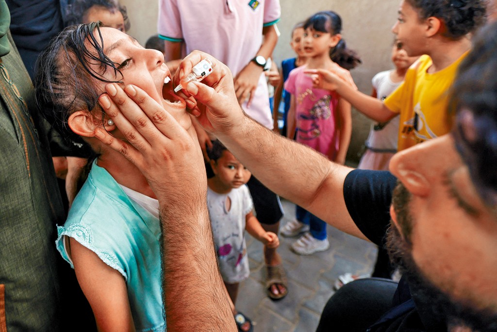 一名小童周日在加沙中部接种小儿麻痺症疫苗。