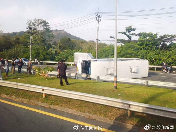 泰国一旅游巴失控侧翻致17名中国游客受伤。