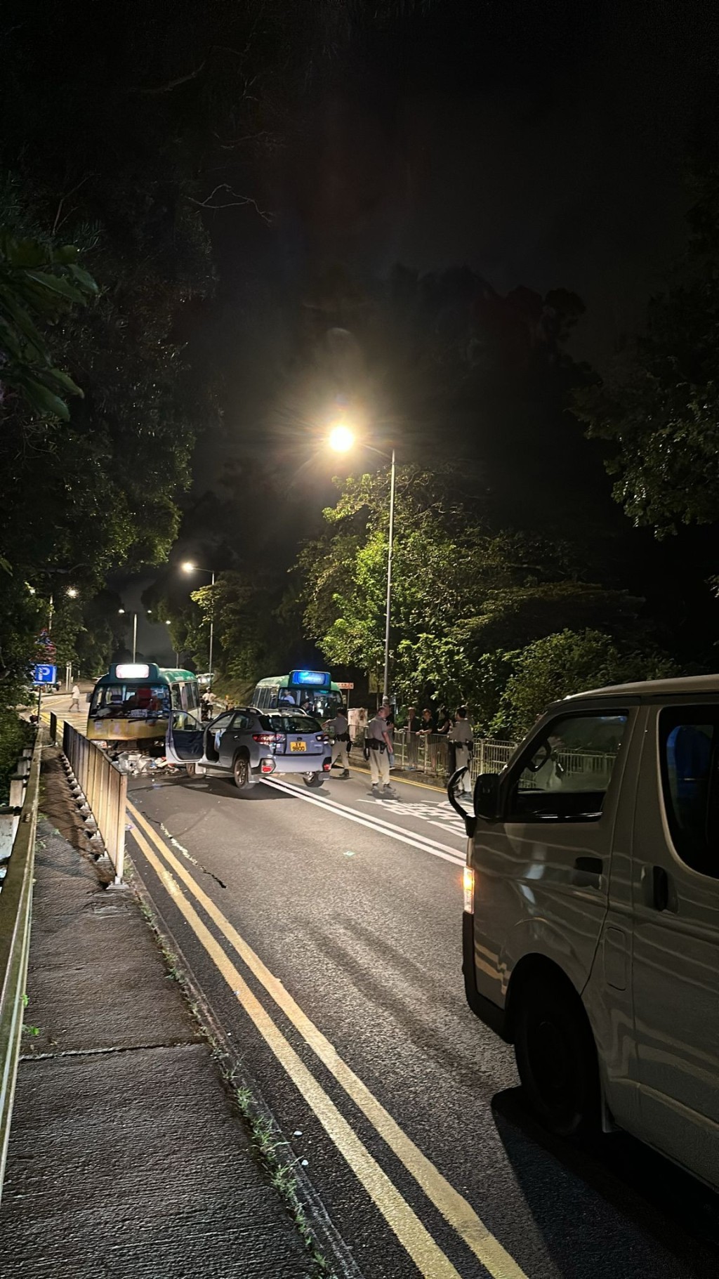 西貢公路發生3車相撞,涉及兩輛專線小巴及一輛私家車。網上圖片 西貢公路發生3車相撞,涉及兩輛專線小巴及一輛私家車。網上圖片