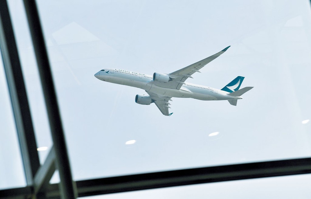 國泰航空現時每條航只提供「每十四天一班機」。