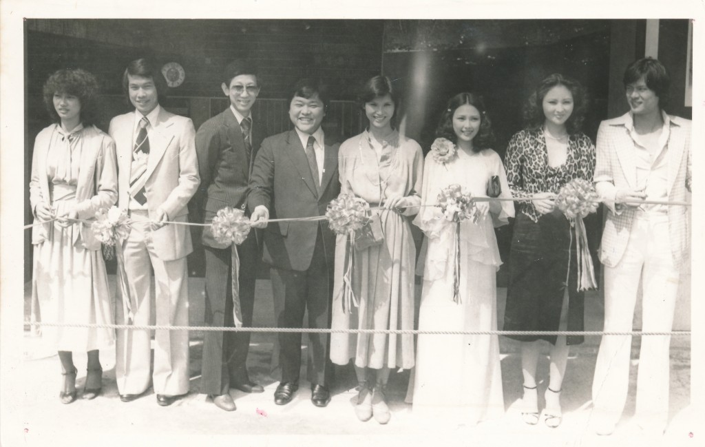 潘冰嫦（右三）1977年簽約邵氏電影公司，一度躍升邵氏當紅女星。