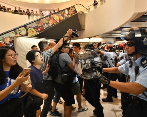 防暴警察驅散抗議人群
