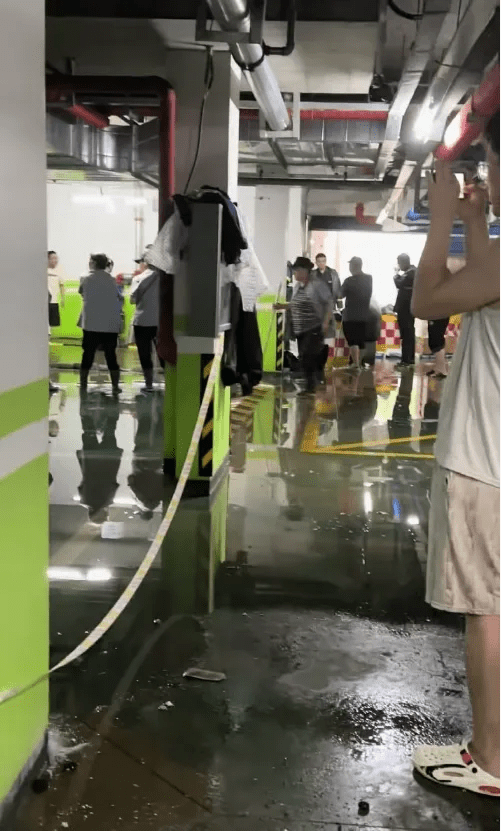 瀋陽暴雨下有屋苑地下停車場牆塌露出垃圾,業主質疑空心磚砌牆掩廢物。 瀋陽暴雨下有屋苑地下停車場牆塌露出垃圾,業主質疑空心磚砌牆掩廢物。