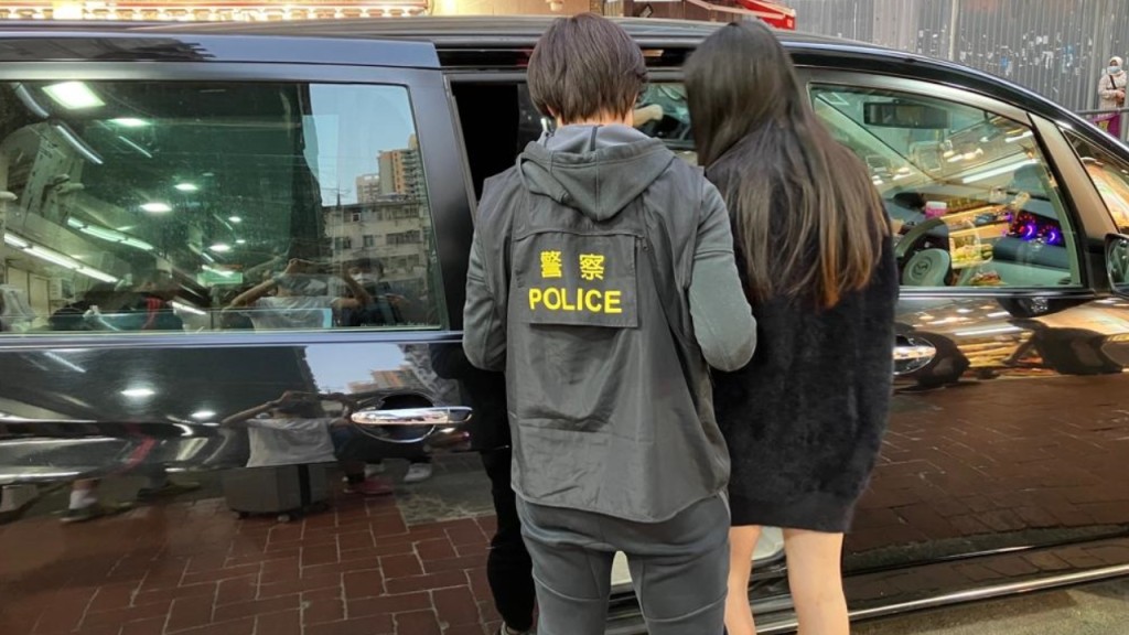 警方荃灣川龍街掃黃 拘42歲內地女。警方圖片