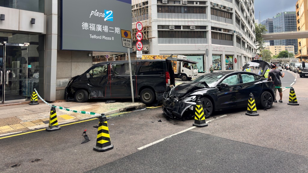 客貨車剷上行人路。梁國峰攝