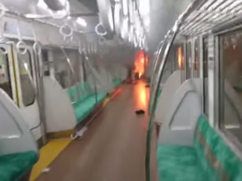 疑犯服部恭太在電車第5、6節車廂潑灑不明液體縱火。網圖