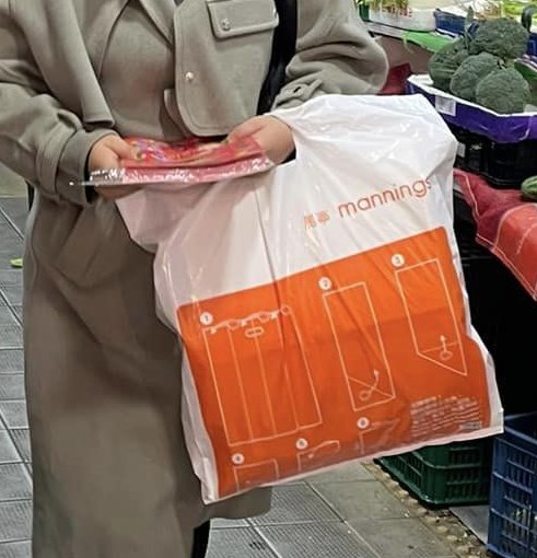 大媽帶同盛滿物品的膠袋。fb「西環變幻時」截圖