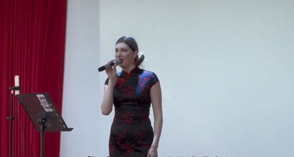 烏克蘭女歌手在表演時，遭一名內地男子無理滋擾。
