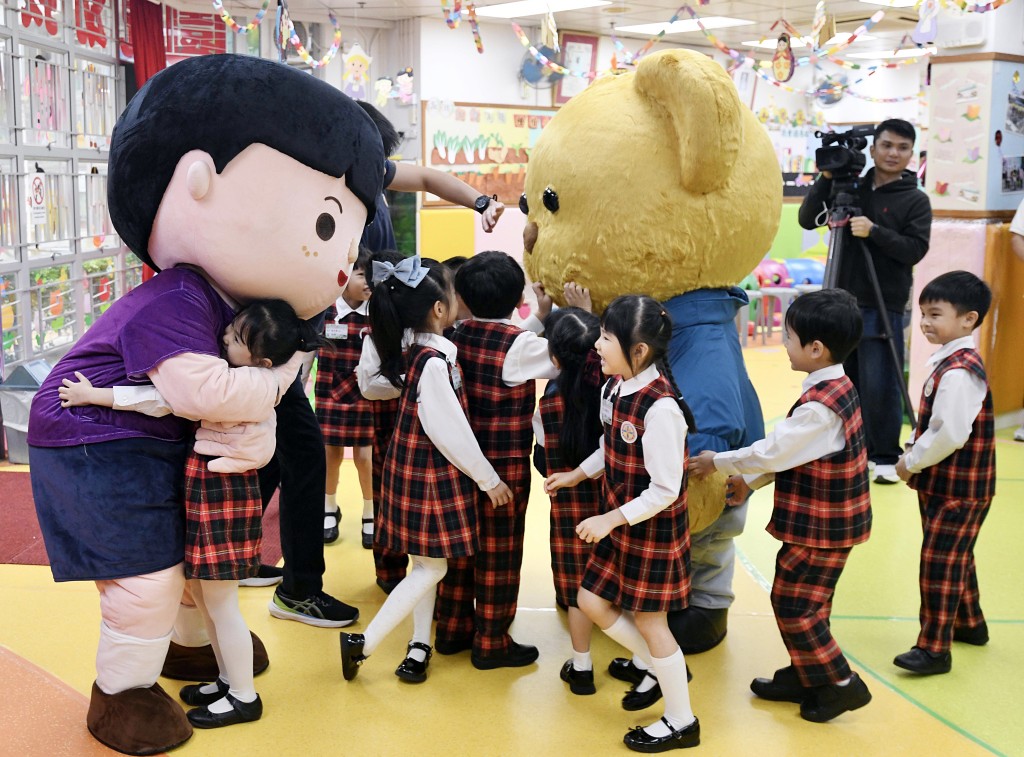 學生與安仔與熊仔互動,氣氛熱烈。 學生與安仔與熊仔互動,氣氛熱烈。