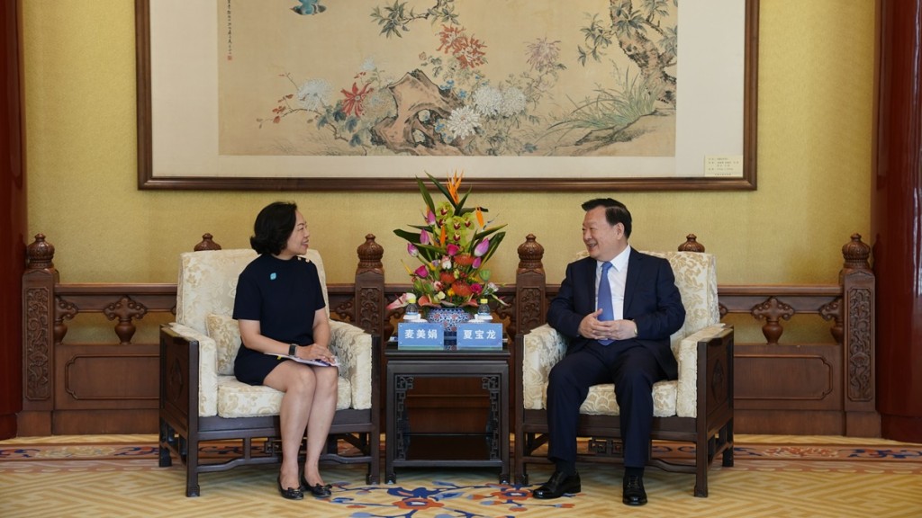 麥美娟上京訪問期間拜會國務院港澳辦主任夏寶龍。政府新聞處圖片
