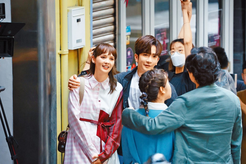 教主和Asha搭晒膊頭好甜蜜。