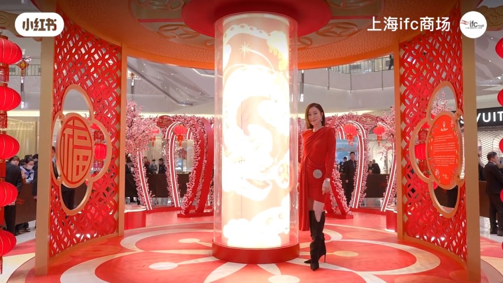 佘诗曼月初现身上海出席商场的新春开幕活动。