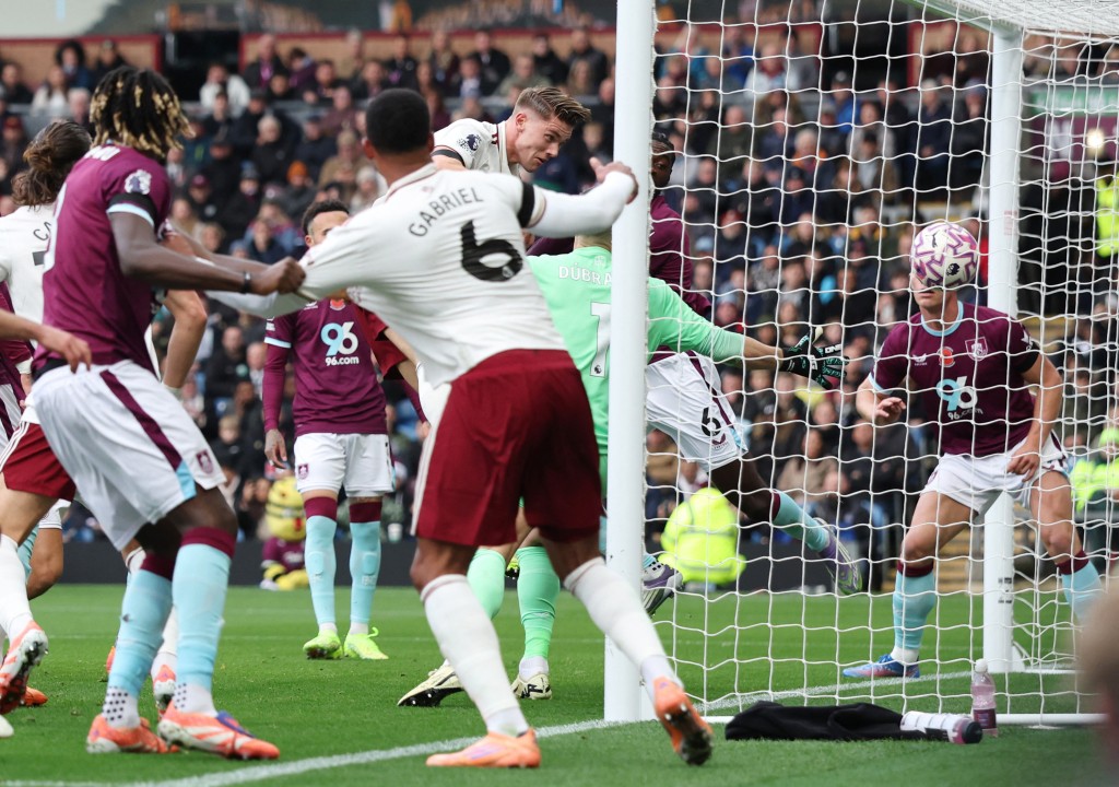 約基利斯為阿仙奴打開紀錄。路透社