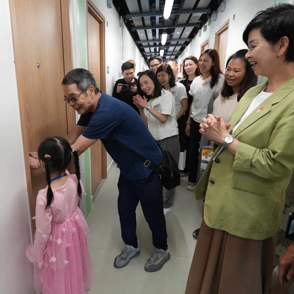 元朗攸壆路簡約公屋派鎖匙,居民表現興奮。 元朗攸壆路簡約公屋派鎖匙,居民表現興奮。