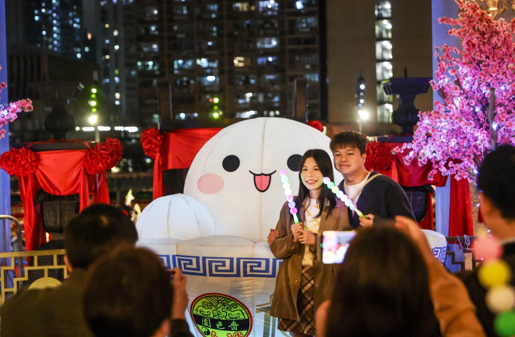 園內有多個打卡點,包括逾兩米高巨大湯圓等佈置。 園內有多個打卡點,包括逾兩米高巨大湯圓等佈置。