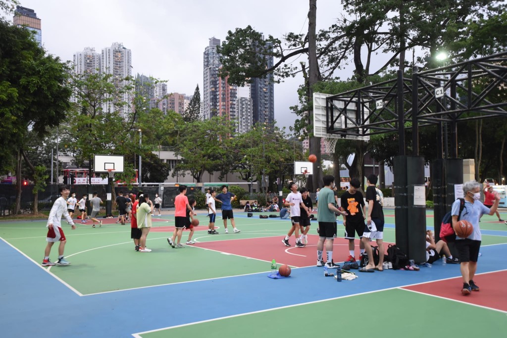 市民如常在维园篮球场运动。