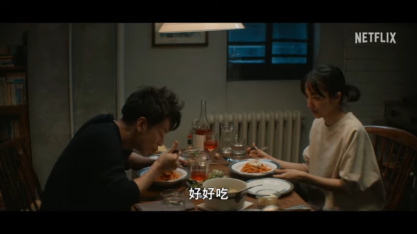 《First Love》预告曝光，佐藤健和满岛光上演浪漫场面。