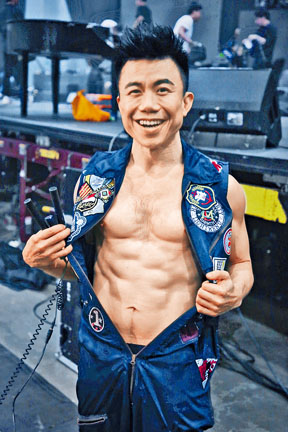 ■陳奐仁騷後展示強勁的肌肉。