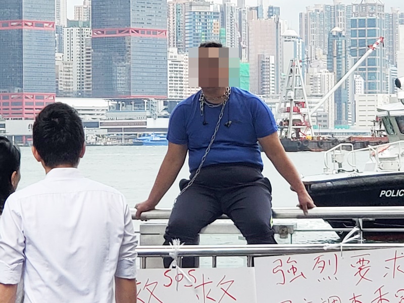 男子天星码头围栏危坐。