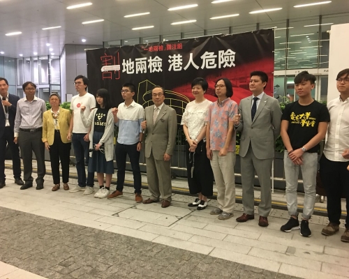 「一地兩檢關注組」晚上在立法會示威區集會。