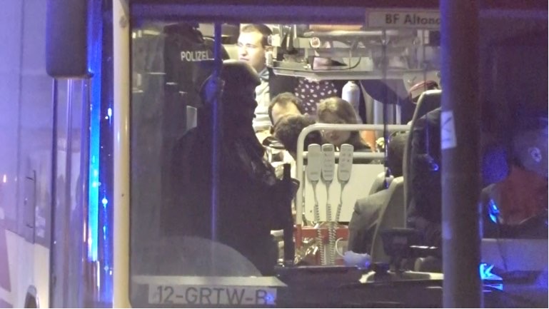 现场疏散人员坐在一辆巴士上。  路透社