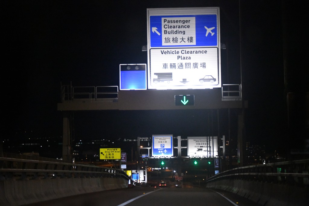 近年港人北上消費成風,不少車主更趁假期「港車北上」。 近年港人北上消費成風,不少車主更趁假期「港車北上」。