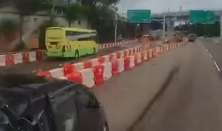 私家車掃毀十多米的水馬。網上片段截圖 私家車掃毀十多米的水馬。網上片段截圖