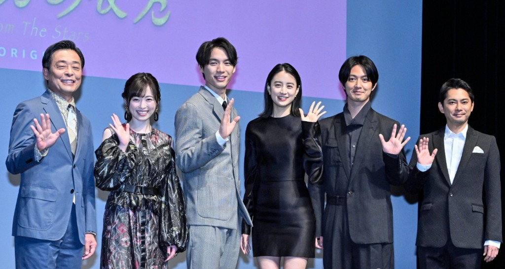 福士蒼汰(左三)與山本美月(右三)為日版《來自星星的你》宣傳。