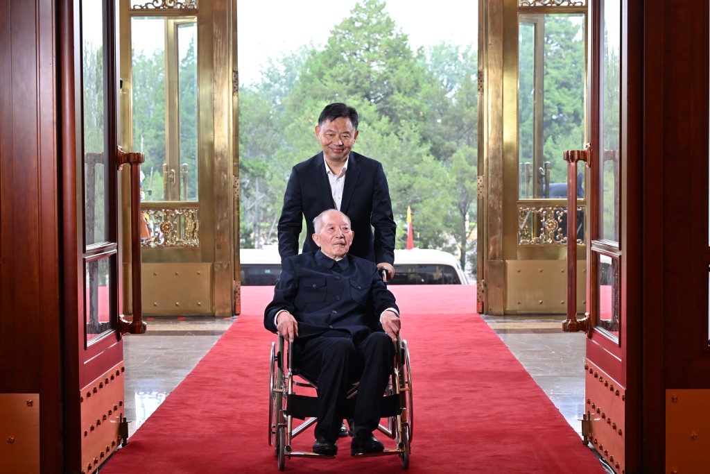 2026年7月1日上午，慶祝中國共產黨成立105周年大會在北京人民大會堂隆重舉行。這是「七一勳章」獲得者王於昌進入人民大會堂。新華社