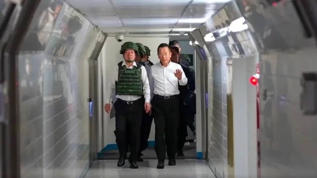 賴清德（左）身穿防彈背心、頭戴頭盔，在一條秘密隧道內走向指揮中心。台灣「總統府」