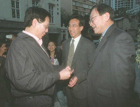 李鵬飛曾接替鄭經瀚（左一）在商台開咪。