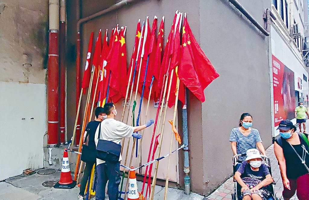 摩洛哥籍被告案發當日拆下共24支國旗和區旗,事後警員到場調查。