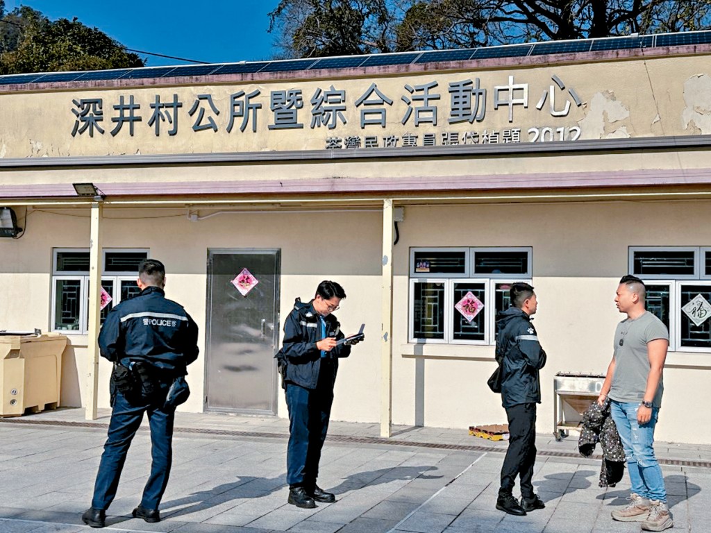 警員在深井村公所調查發生的爆竊案。
