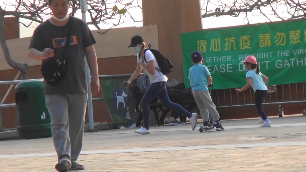 Aimee同囡囡在沙灘旁空曠的地方捉依因,兩個囝囝其後加入戰團,大家都樂在其中。
