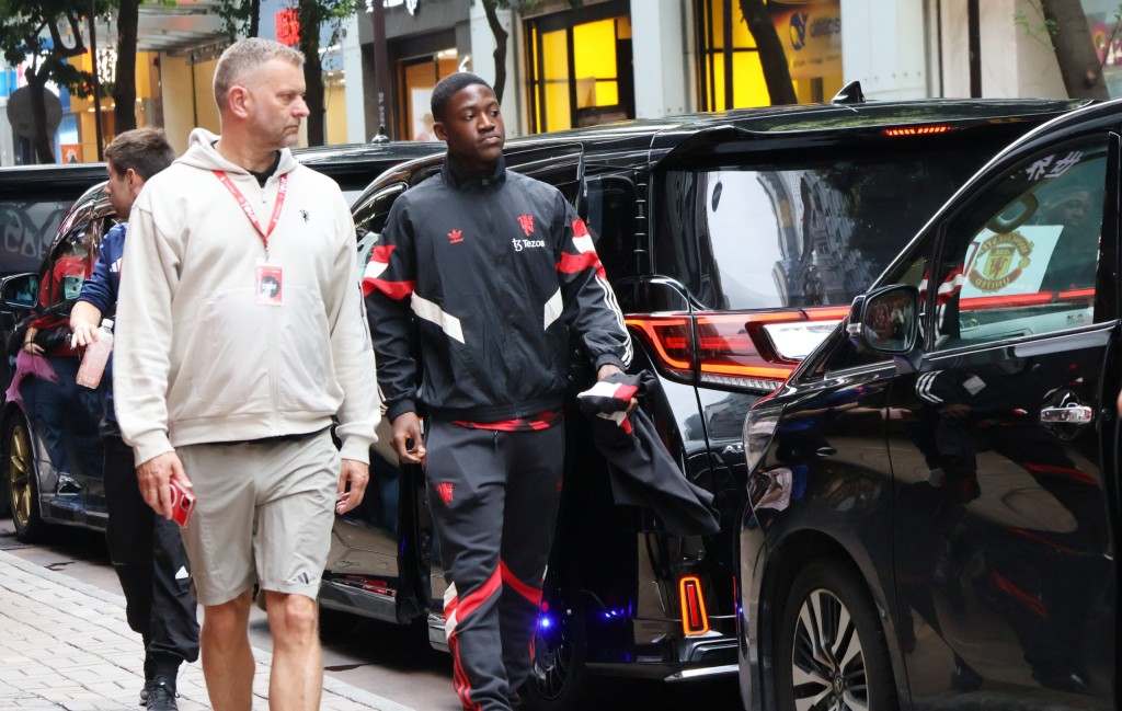 明奴(右)訪港出席活動後先離開。徐嘉華攝