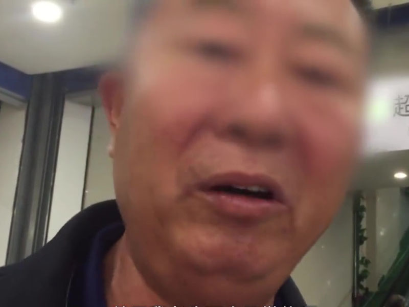 大叔很生氣稱:「我拿的是人民幣!又不是假幣。羞辱我不會用微信嗎?!」(網圖)