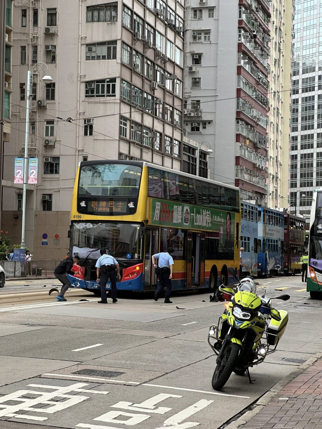一輛城巴沿英皇道往鰂魚涌方向行駛,至北角官立小學對開時突然失控,撞毀路中兩支交通燈柱。網上圖片 一輛城巴沿英皇道往鰂魚涌方向行駛,至北角官立小學對開時突然失控,撞毀路中兩支交通燈柱。網上圖片