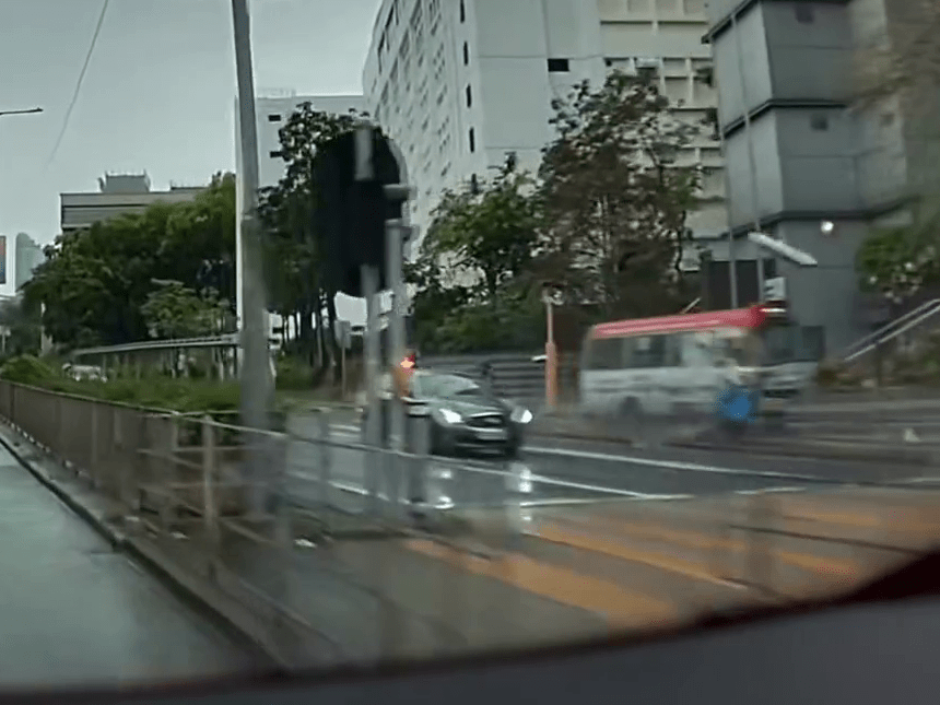 衝擊力巨大，就連路牌也被撞斷。FB：Daniel Suen@車Cam L（香港群組）