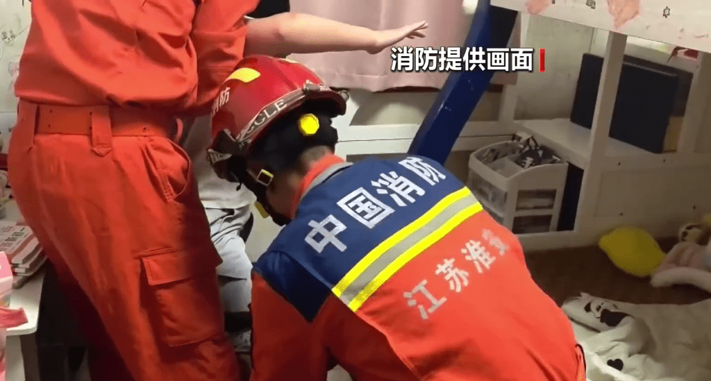 淮安消防拯救双腿插进了办公椅两侧扶手受困的女童。