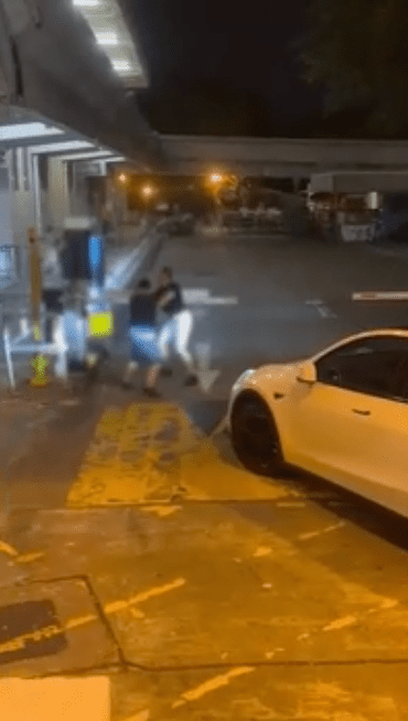 二人由停車場內打到停車外。 二人由停車場內打到停車外。