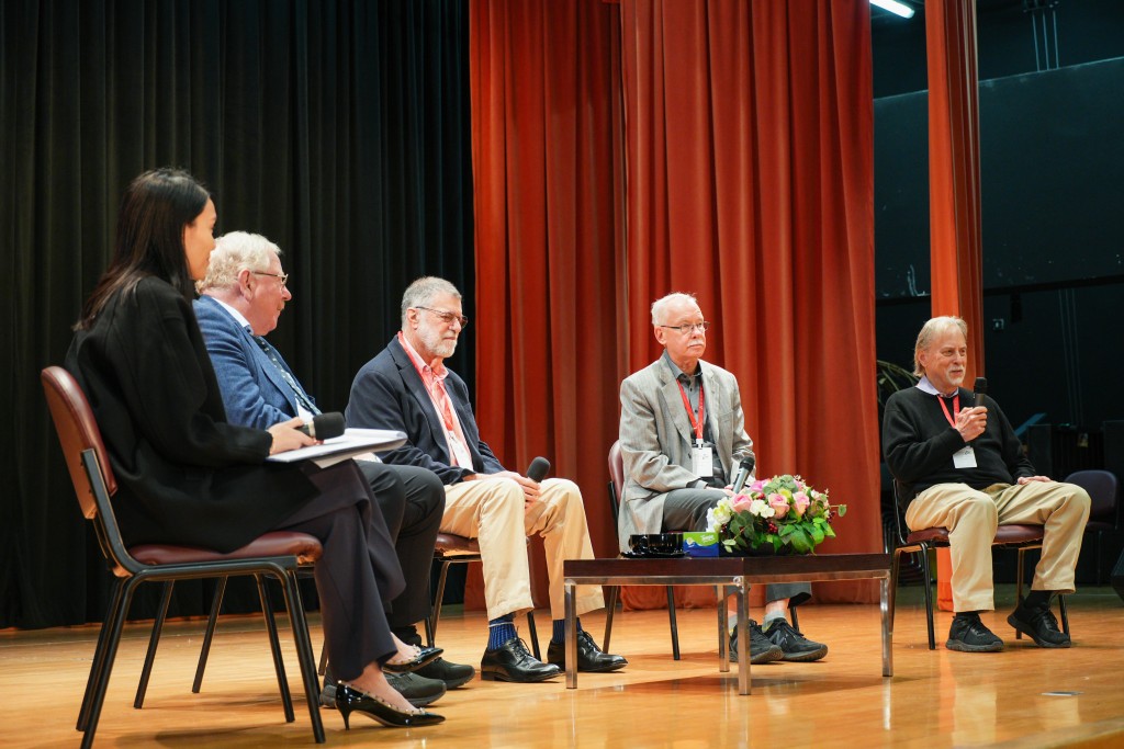 4名邵逸夫獎得獎者，包括萊因哈德．根舍（左二）、彼德．格林伯格（左三）、弗朗茲-烏爾里奇．哈特爾（右二）和傑夫・奇格（右一）與學生交流，分享他們的研究成果、人生經歷和見解。