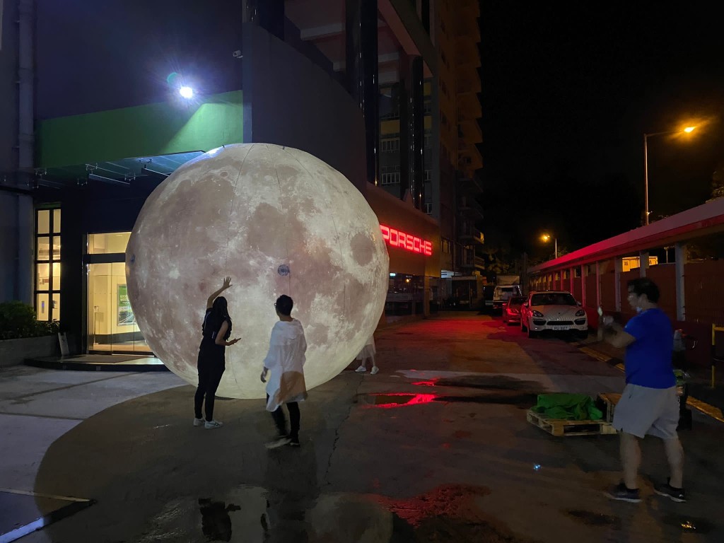 全民「燈」月除有光影SHOW，更會在觀塘海面上設破紀錄直徑15米的發光月亮。