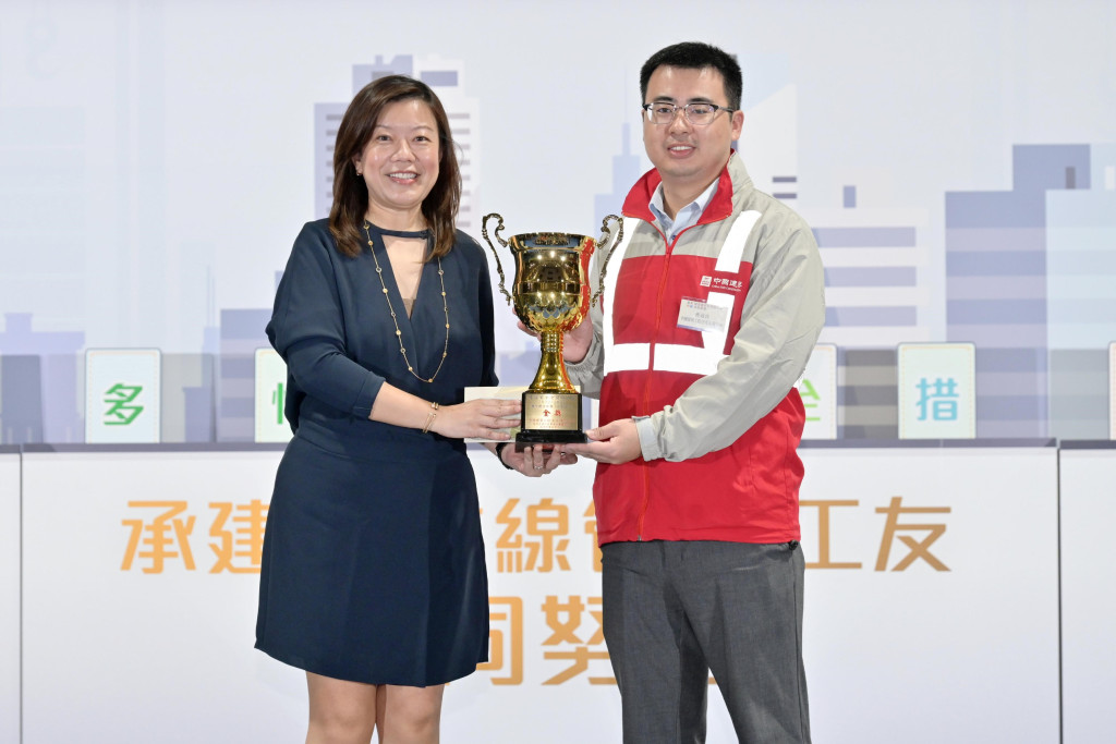 陳穎韶（左）向得獎者頒發獎項。政府新聞處