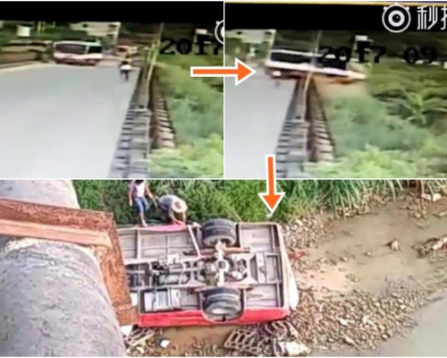 视频显示，肇事巴士几乎成90度冲向桥栏，冲出桥外。
