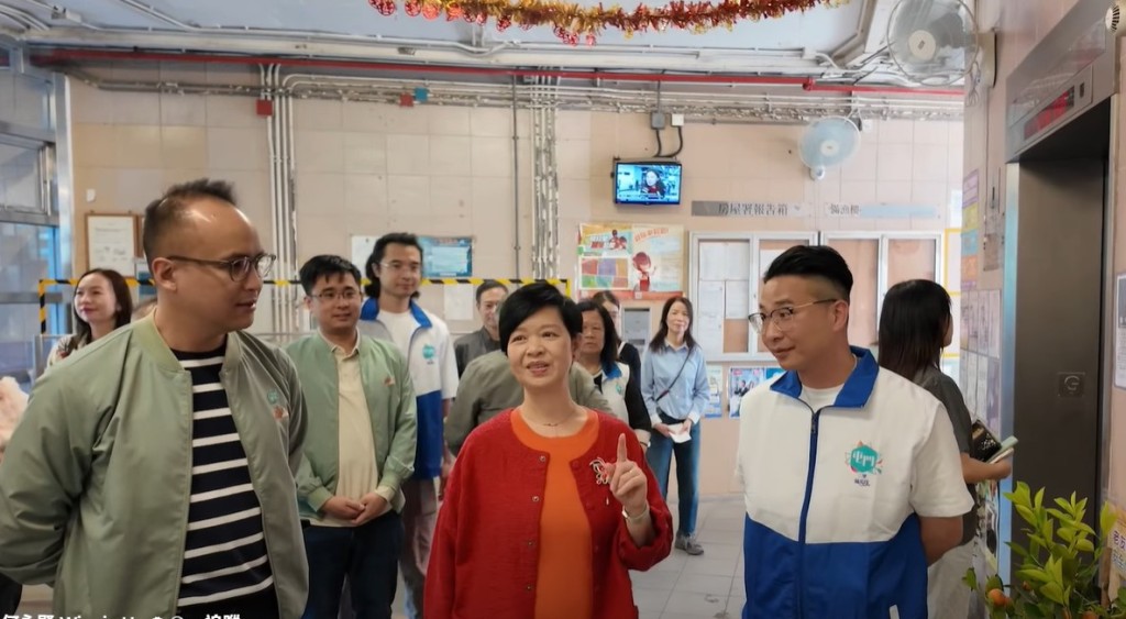 何永賢日前在屯門民政事務專員關可臨陪同下，聯同屯門區議員和關愛隊成員探訪居於三聖邨的獨居長者和不同家庭。何永賢影片截圖 