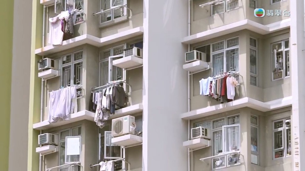 不少住戶都會將衣物掛出窗外晾乾。